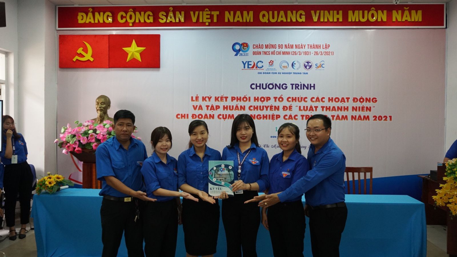 Ra mắt kỷ yếu của Chi đoàn cụm Sự nghiệp Trung tâm